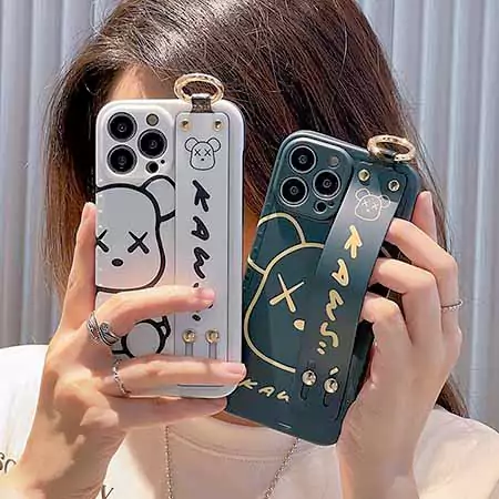 Kaws iphone15ケースベルト付き