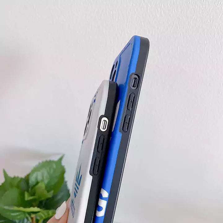 アディダス iPhone12スマホケース